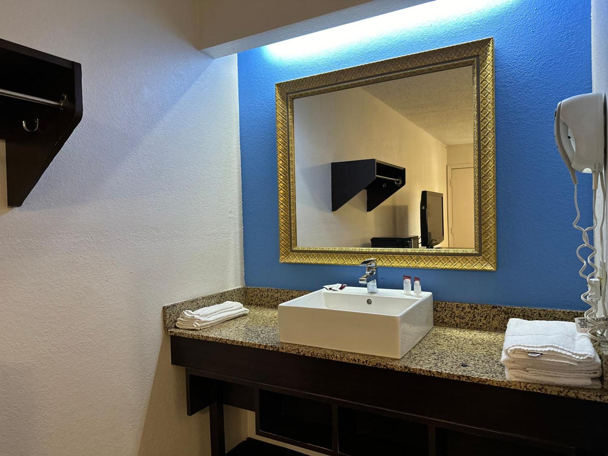 American Inn & Suites Bishop Airport Flint Zewnętrze zdjęcie