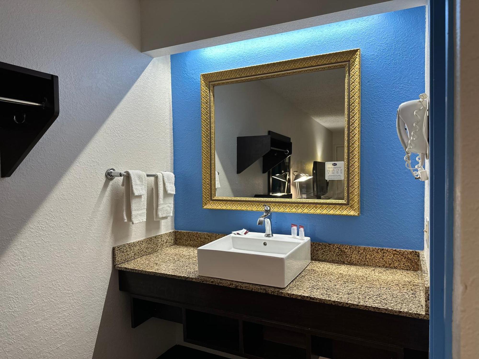 American Inn & Suites Bishop Airport Flint Zewnętrze zdjęcie